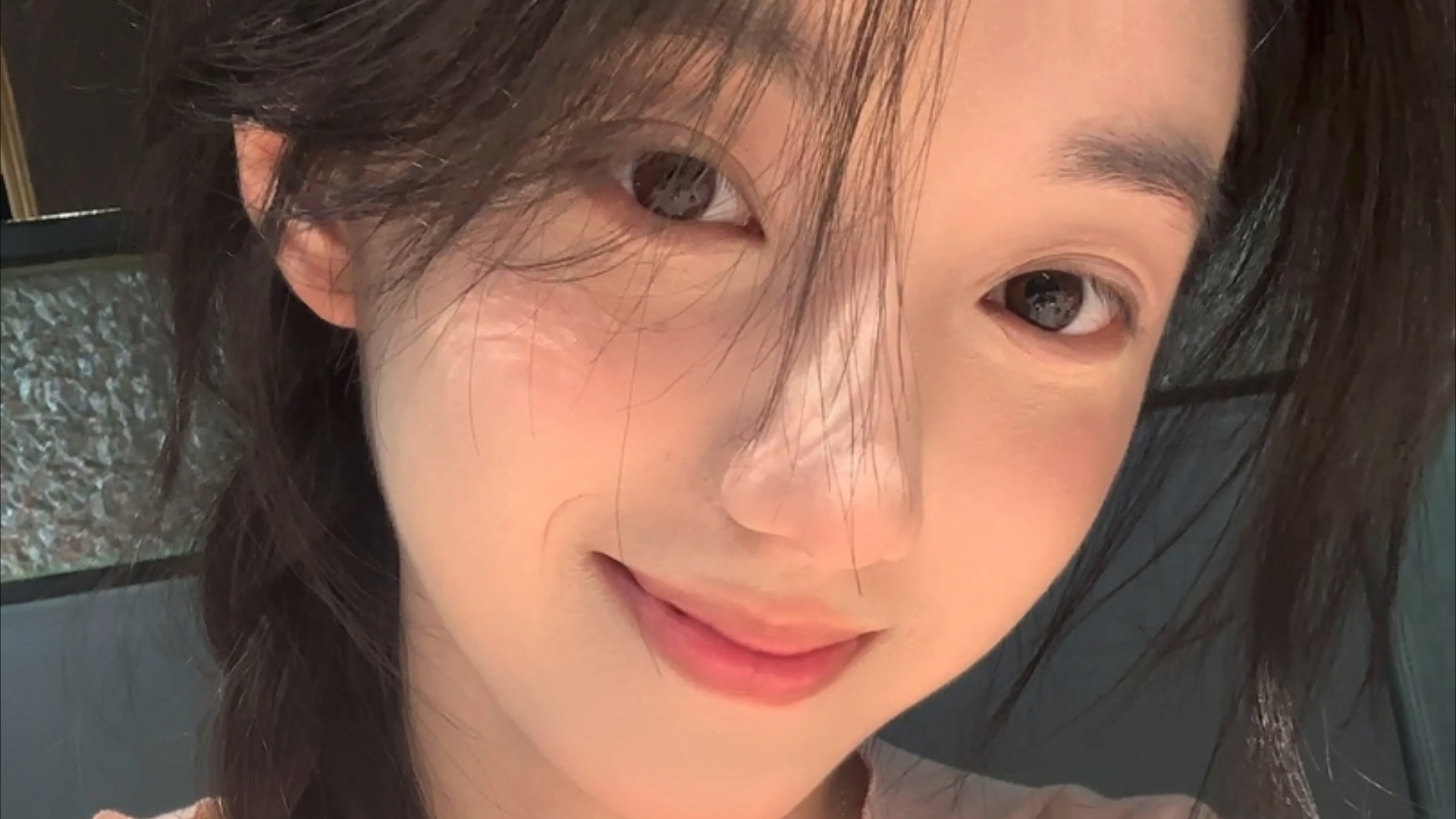 重庆一小镇现“刀片民宿”  最窄处仅56厘米